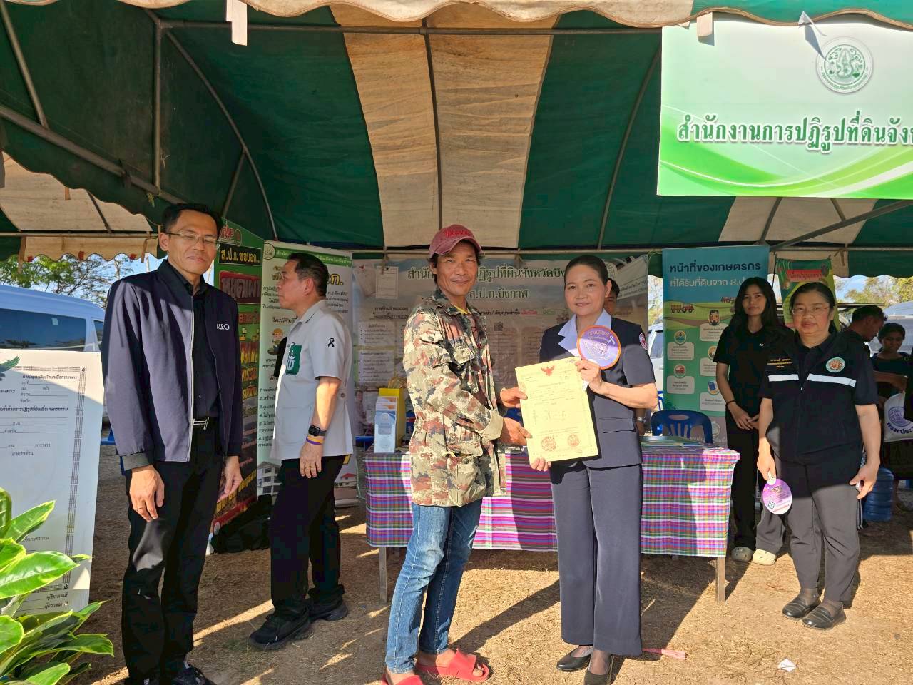 title -  เข้าร่วมพิธีเปิดและออกหน่วยบริการโครงการปกป้องและเชิดชูสถาบันพระมหากษัตริย์และหน่วยบำบัดทุกข์ บำรุงสุข สร้างรอยยิ้มให้ประชาชนจังหวัดบึงกาฬ 
